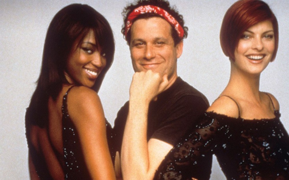 Fashion designer and subject of UNZIPPED Isaac Mizrahi, flanked by fashion models Naomi Campbell and Linda Evangelista.