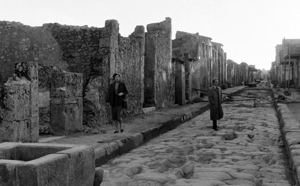 Actors Ingrid Bergman and George Sanders wander in the ruins of Pompeii.